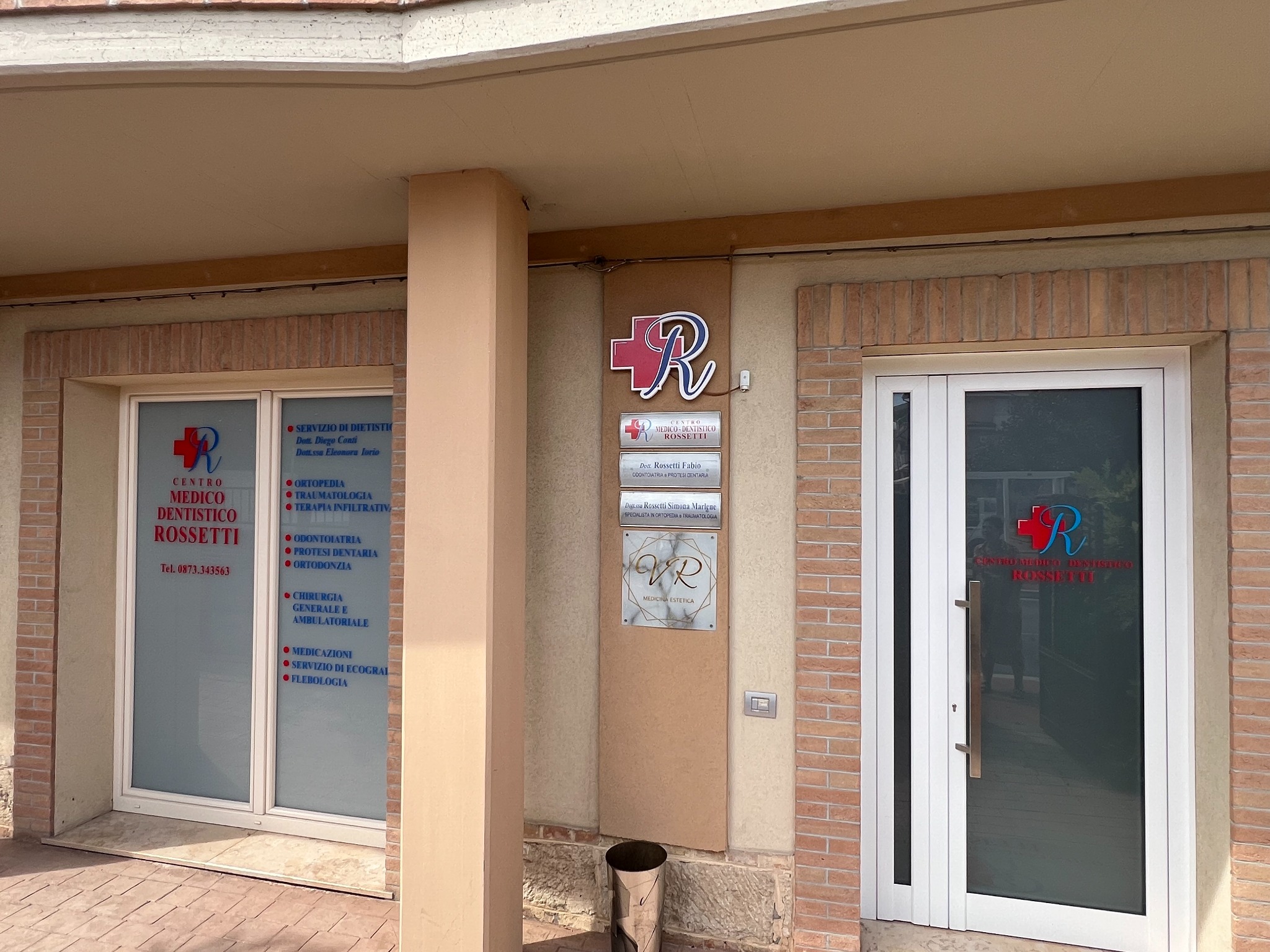 Facciata e porta di accesso del Centro Medico Dentistico Rossetti