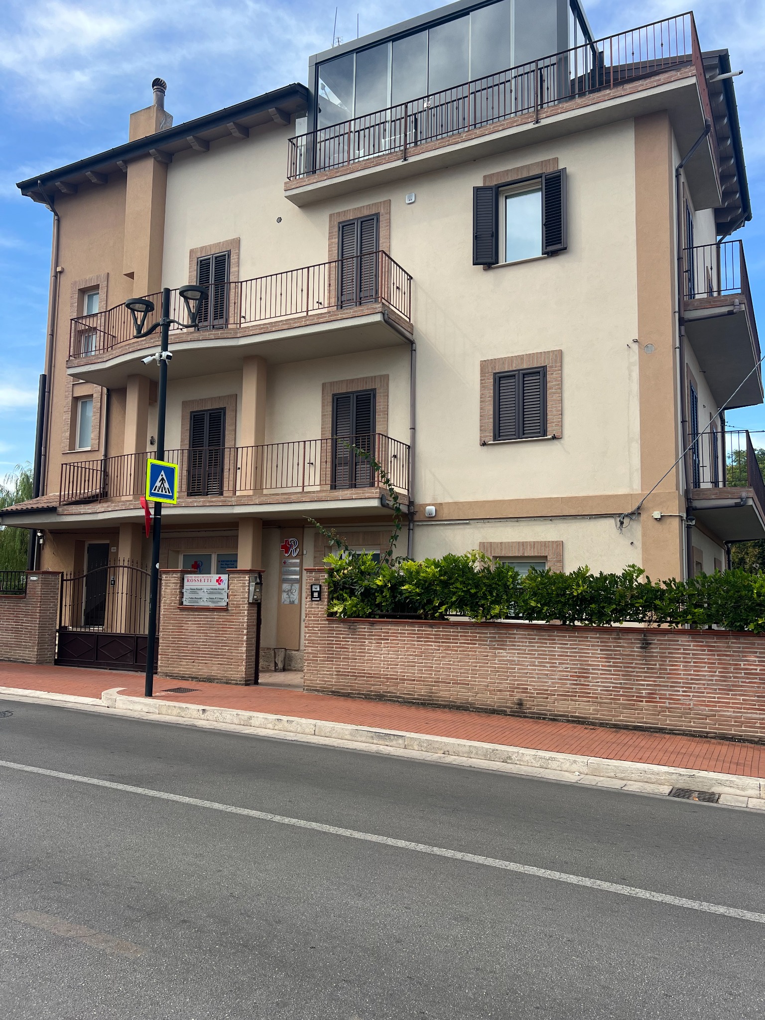 Vista dell’edificio del Centro Medico Dentistico Rossetti dalla strada